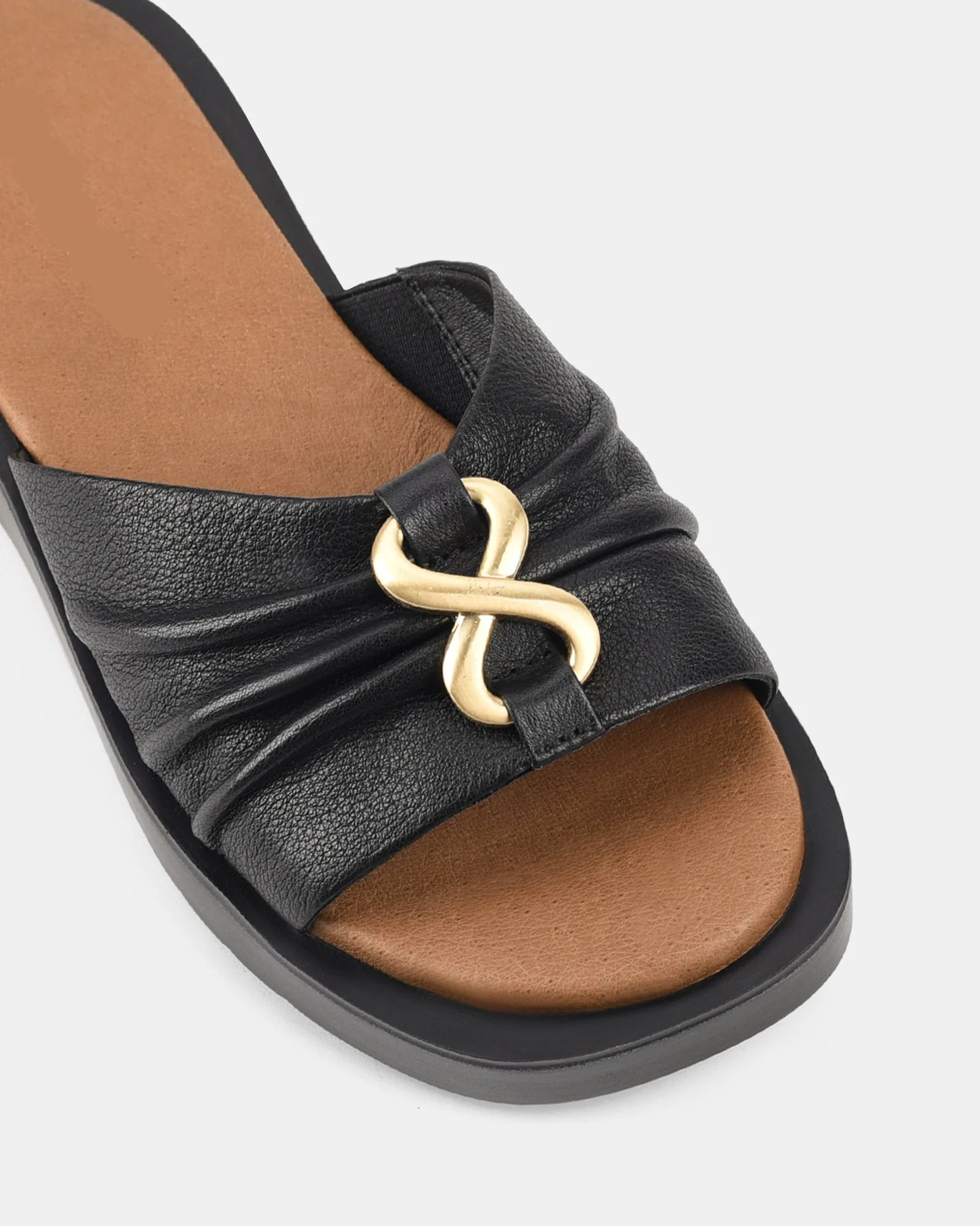Ivoiry | Sandales noires à semelle ondulée et boucle dorée pour femmes | Moderne - Image 4
